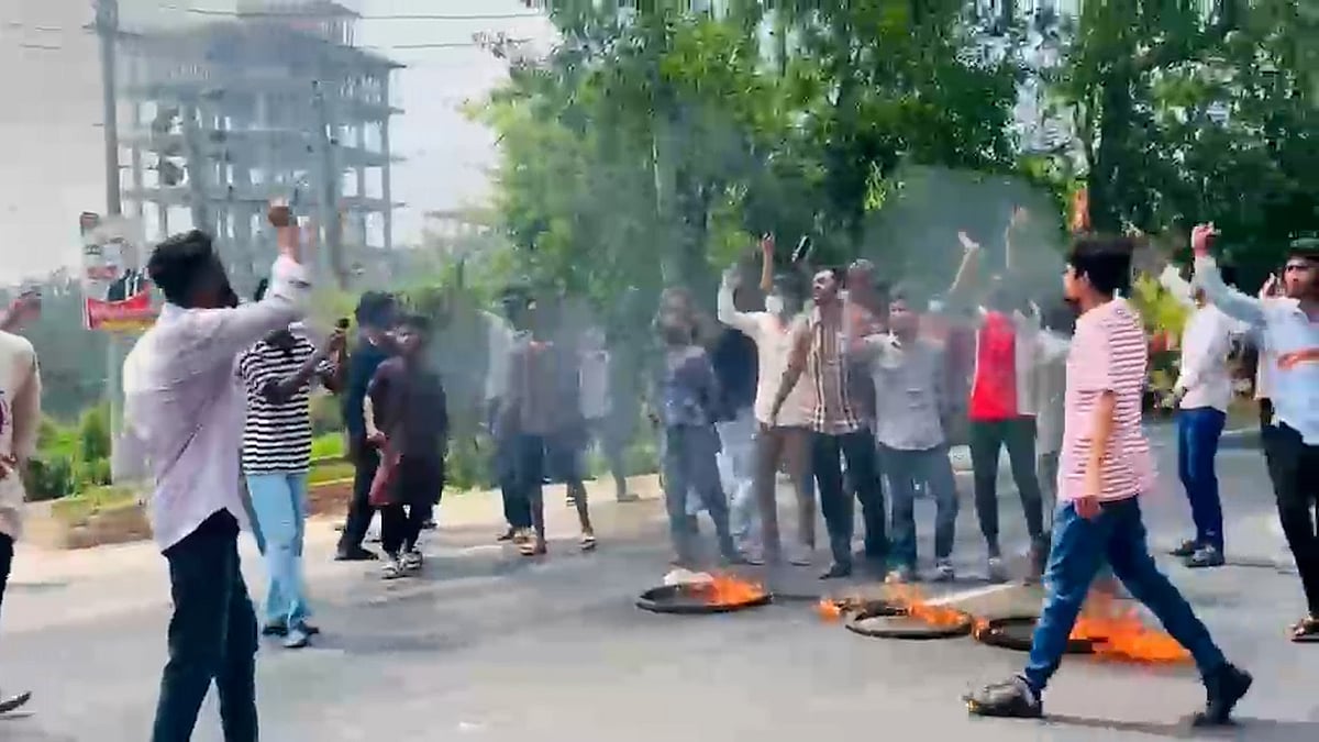 গোপালগঞ্জ ও পটুয়াখালীতে নিষিদ্ধ ছাত্রলীগের ঝটিকা মিছিল 