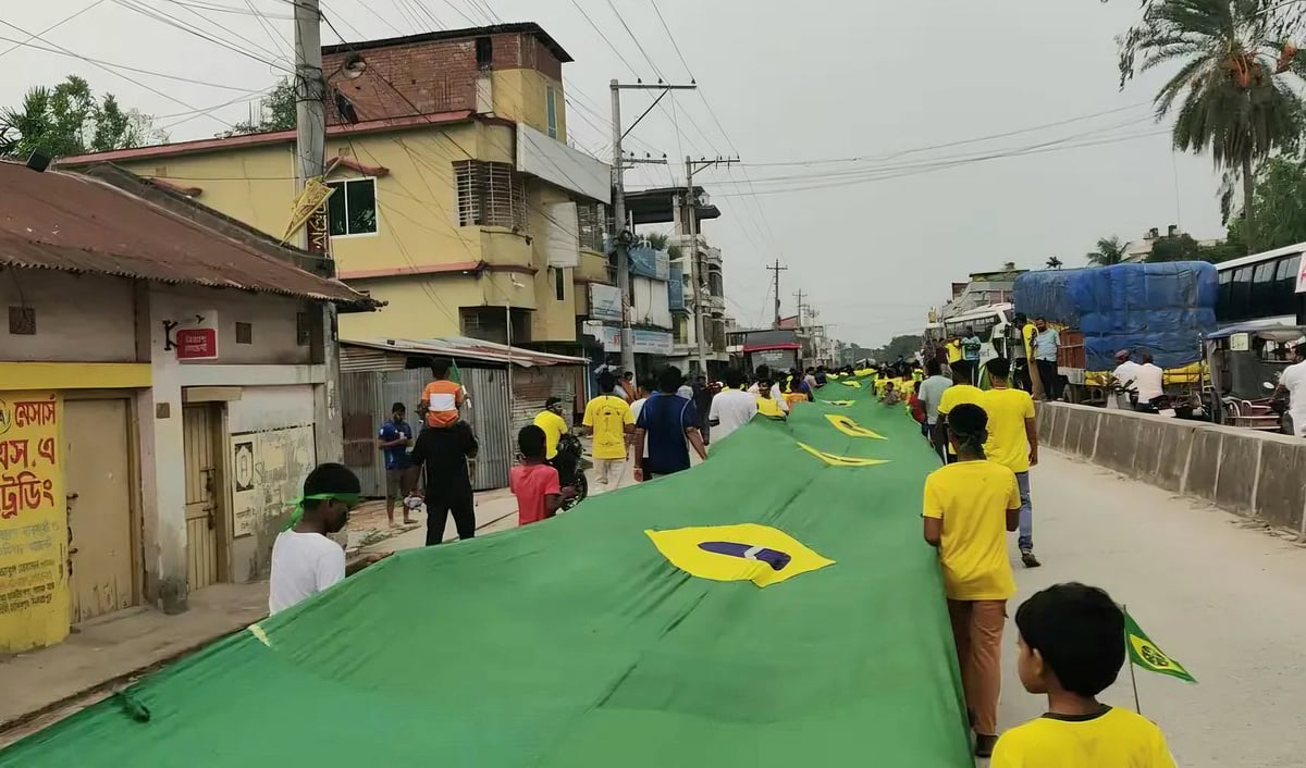 হিলি সীমান্তে দীর্ঘ পতাকা আর আতশবাজিতে ব্রাজিলের সমর্থকদের বর্ণাঢ্য শোভাযাত্রা