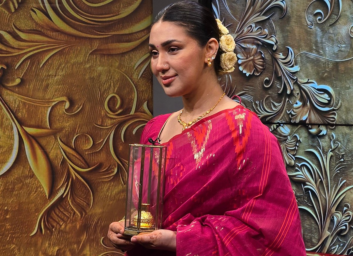 ‘সোনার কলস’ হাতে পেয়েই কান্না লুকালেন অপু, নেপথ্যের ঘটনা জানালেন নায়িকা নিজে