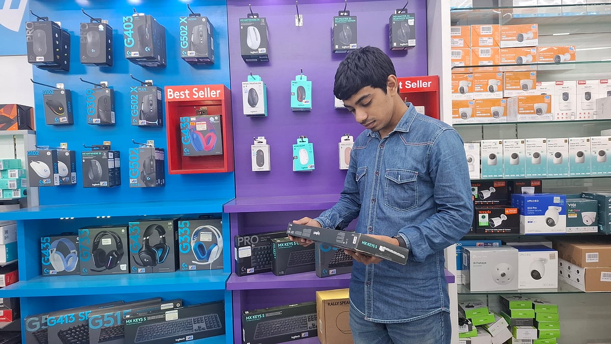 পছন্দের প্রযুক্তিপণ্য কিনছেন এক ক্রেতা। ইসিএস কম্পিউটার সিটি থেকে তোলা
