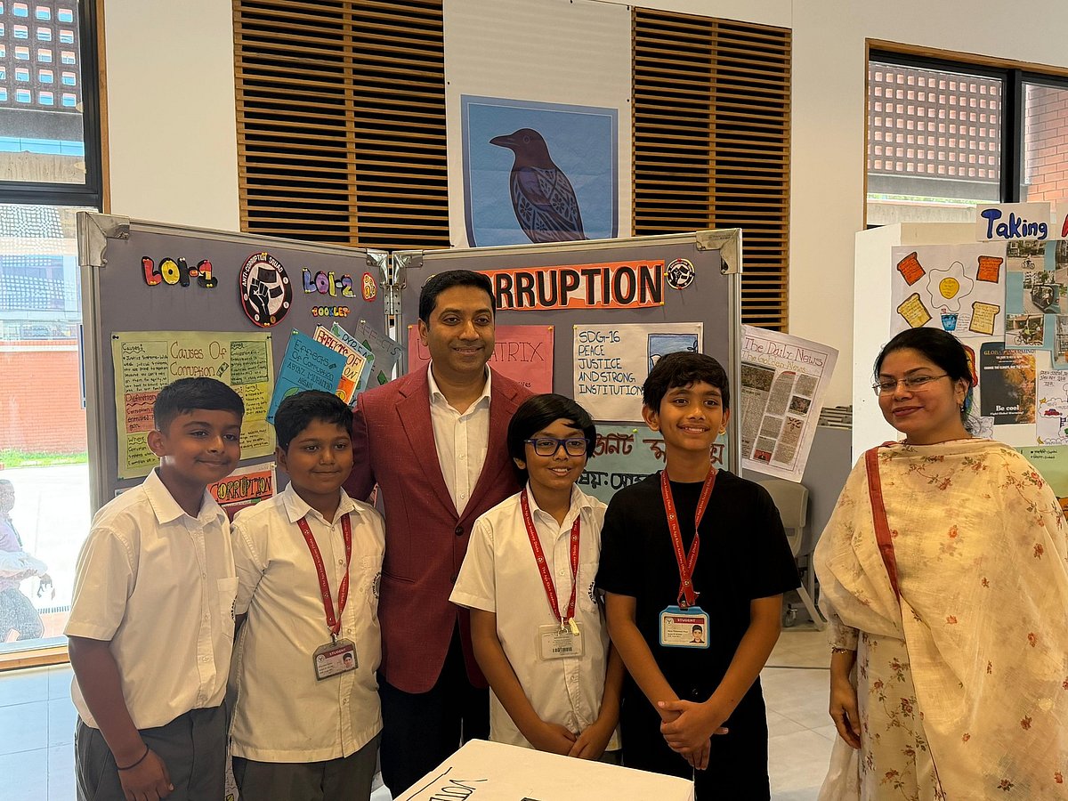 রাজধানীর ‘দ্য আগা খান একাডেমি ঢাকা’ পরিদর্শনের সময় শিক্ষার্থীদের সঙ্গে ছবি তোলেন প্রতিমন্ত্রী
