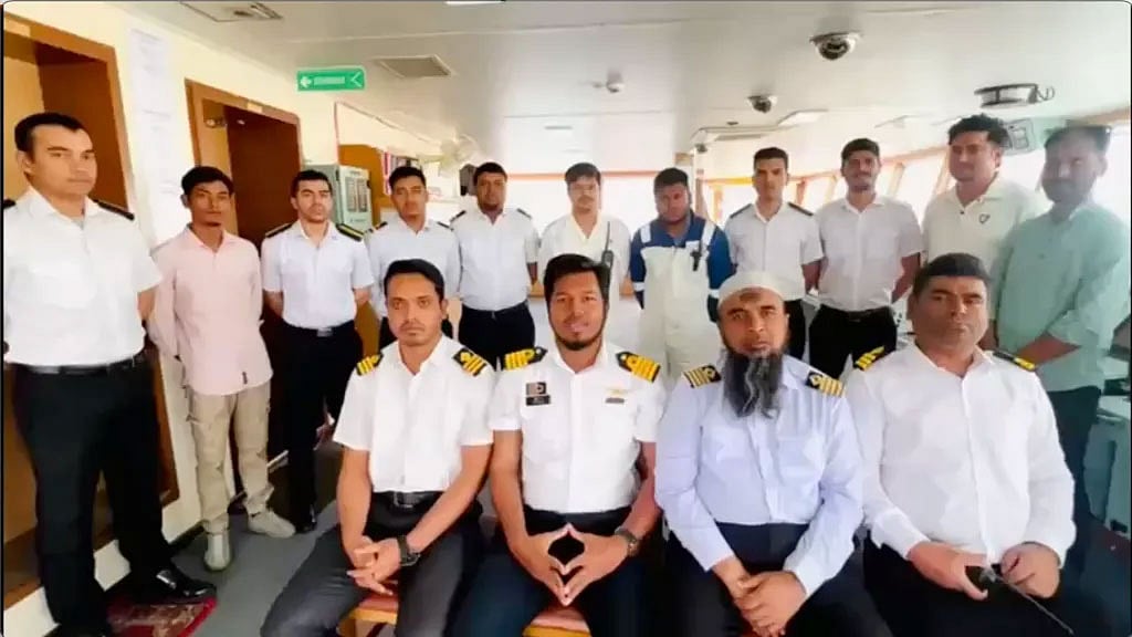 বাংলার জয়যাত্রা জাহাজের নাবিকদের সঙ্গে ক্যাপ্টেন শফিকুল ইসলাম (সামনের সারিতে ডান দিক থেকে দ্বিতীয় ব্যক্তি) এবং প্রধান প্রকৌশলী রাশেদুল হাসান (ক্যাপ্টেনের বাঁ পাশে বসে থাকা ব্যক্তি) 