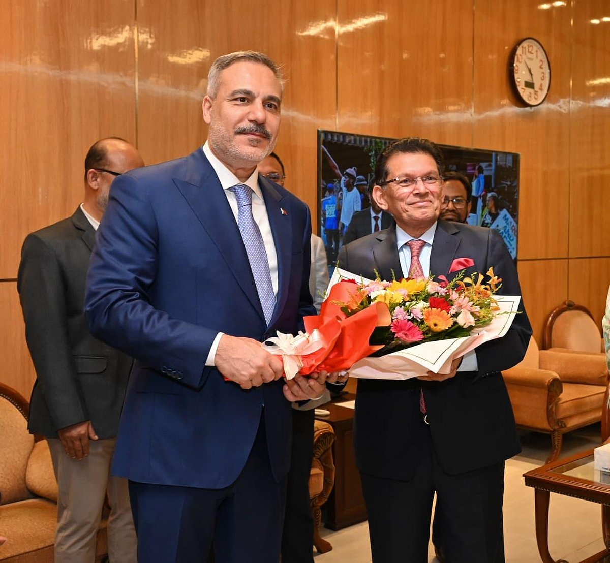 তুর্কি পররাষ্ট্রমন্ত্রী হাকান ফিদানকে বিমানবন্দরে স্বাগত জানান পররাষ্ট্রমন্ত্রী খলিলুর রহমান। ৪ জুন