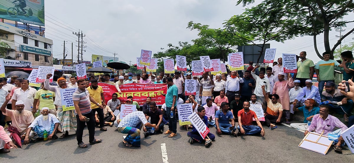 কুমিল্লা বিমানবন্দর-সংলগ্ন ১৩ গ্রামের ভূমিসংক্রান্ত সমস্যার স্থায়ী সমাধানের দাবিতে ঢাকা-চট্টগ্রাম মহাসড়কের পদুয়ার বাজার বিশ্বরোড এলাকায় অবরোধ করেন স্থানীয় বাসিন্দারা। আজ বৃহস্পতিবার বেলা পৌনে ১১টার দিকে