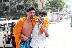 শ্বাস নিতে কষ্ট হচ্ছে বলতে বলতে বেঞ্চে শুয়ে পড়লেন বরকত