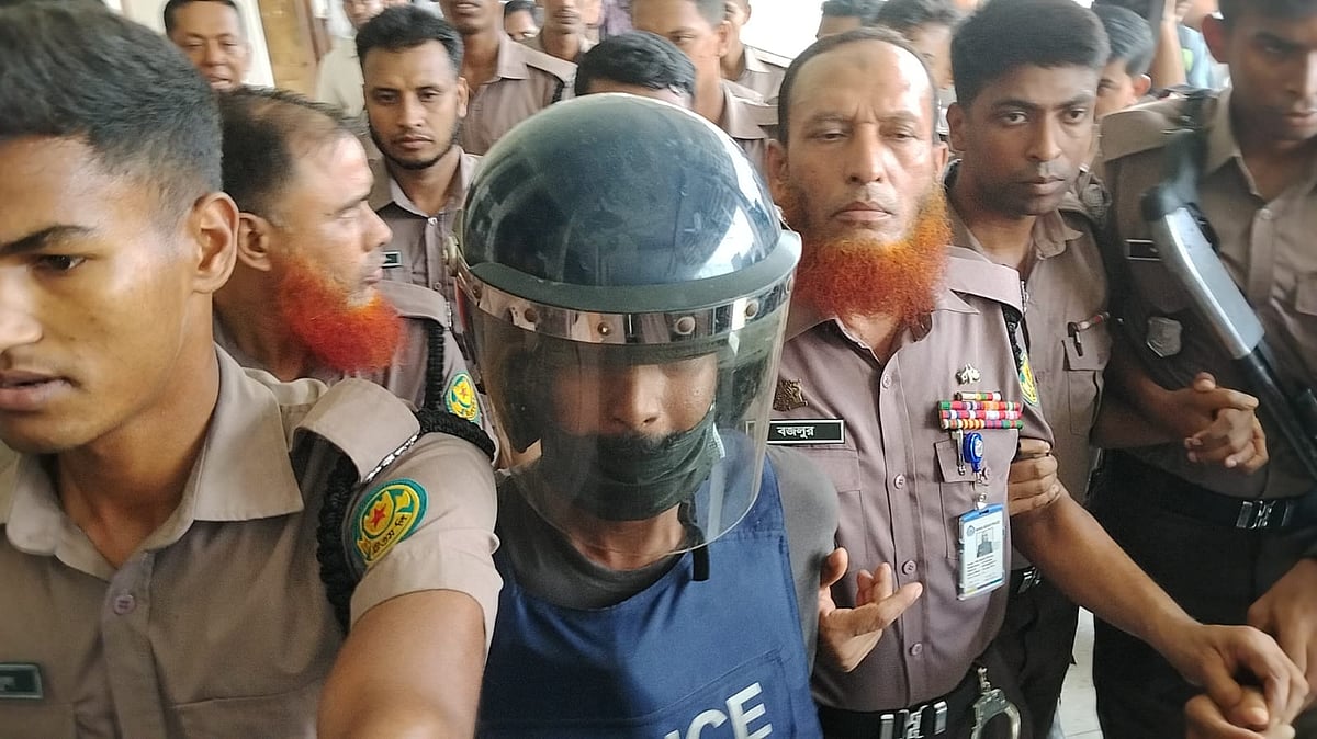 পল্লবীতে আট বছরের শিশুকে ধর্ষণের পর নৃশংসভাবে হত্যার ঘটনার প্রধান আসামি সোহেল রানাকে আজ বৃহস্পতিবার বেলা ১১টা ২৪ মিনিটে আদালতে হাজির করে পুলিশ