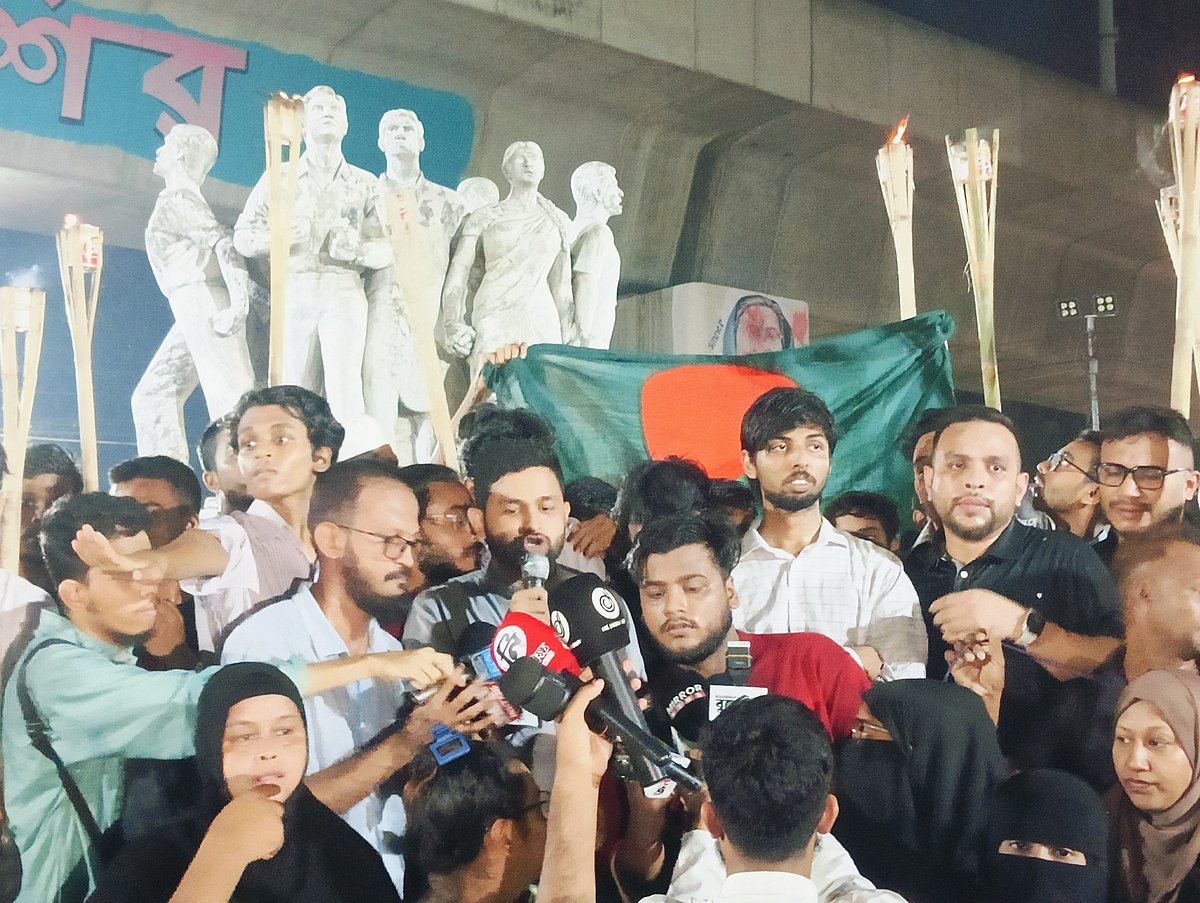 হাদি হত্যার বিচার দ্রুত নিশ্চিত করার দাবিতে ইনকিলাব মঞ্চের মশালমিছিল