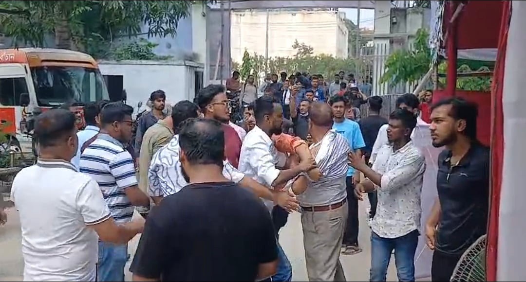 বাগ্‌বিতণ্ডার একপর্যায়ে জেলা বিএনপির আহ্বায়ক কমিটির সদস্য অকিল উদ্দিন ভুঁইয়াকে মারধর করে যুবদলের এক নেতার অনুসারীরা। বৃহস্পতিবার দুপুরে নারায়ণগঞ্জ জেলা পরিষদ প্রাঙ্গণে