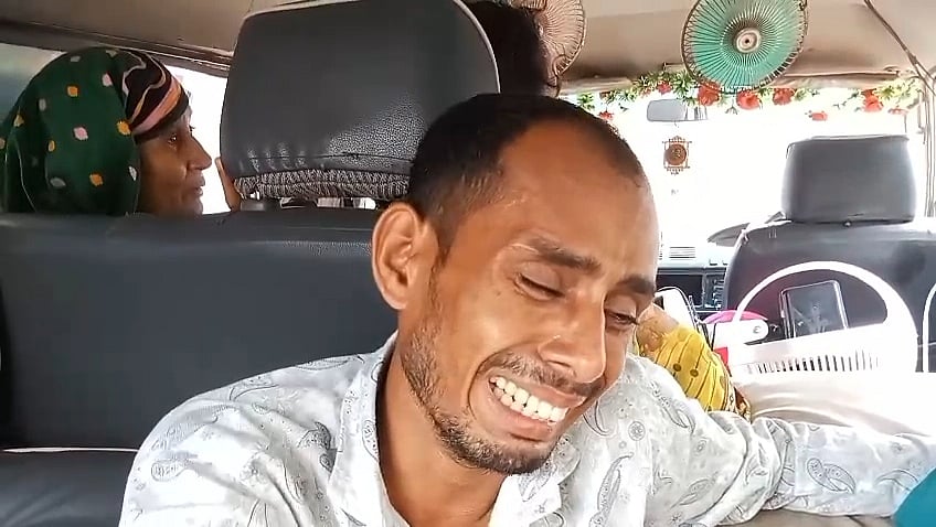 রাজশাহী মেডিকেল কলেজ হাসপাতালে ডেঙ্গুতে সন্তানের মৃত্যুতে বাবার আহাজারি। আজ শুক্রবার দুপুরে অ্যাম্বুলেন্সে তোলার সময়