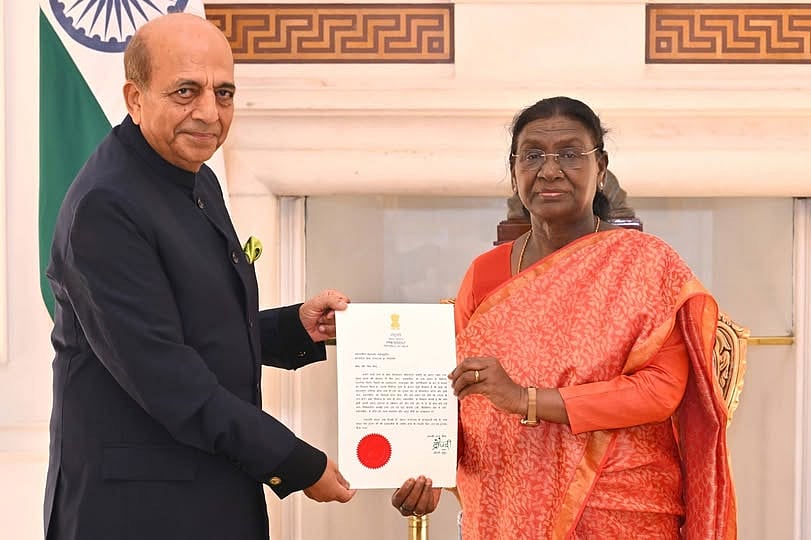 ভারতের রাষ্ট্রপতি দ্রৌপদী মুর্মুর কাছ থেকে লেটারস অব ক্রিডেন্স গ্রহণ করছেন বাংলাদেশে নিযুক্ত ভারতের হাইকমিশনার দীনেশ ত্রিবেদী। আজ শুক্রবার সন্ধ্যায় দিল্লিতে