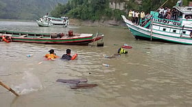 কাপ্তাই লেকে লঞ্চের ধাক্কায় ডুবল যাত্রীবাহী বোট