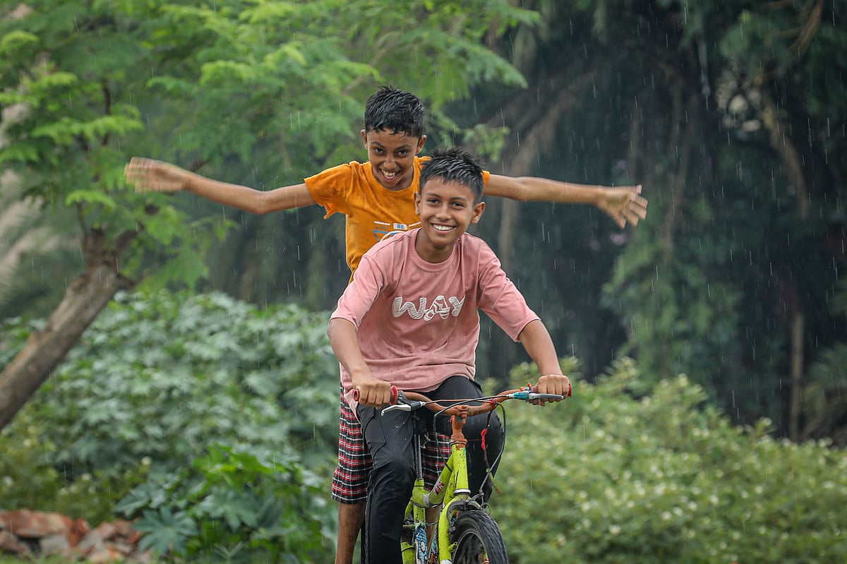 অবশেষে বৃষ্টি। কয়েক দিনের তীব্র গরমের পর নেমে আসা ঝিরিঝিরি বৃষ্টিতে সাইকেল নিয়ে ভিজতে বেরিয়েছে দুই শিশু। বাস্তুহারা এলাকা, খুলনা, ৬ জুন