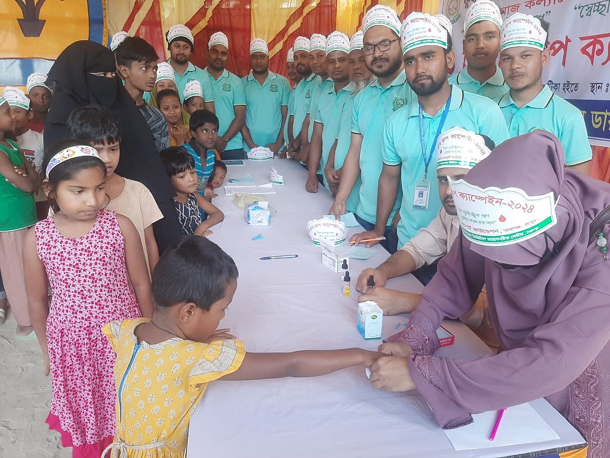 বাবার অনুপ্রেরণায় মানবসেবায় আশিকুর,  সংগঠন গড়ে দাঁড়িয়েছেন মানুষের পাশে