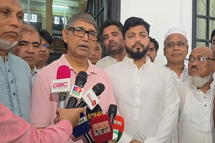 চট্টগ্রাম নগরের অবস্থিত জিয়া স্মৃতি জাদুঘর পরিদর্শন শেষে সাংবাদিকদের সঙ্গে কথা বলেন মুক্তিযুদ্ধবিষয়ক মন্ত্রী আহমেদ আজম খান