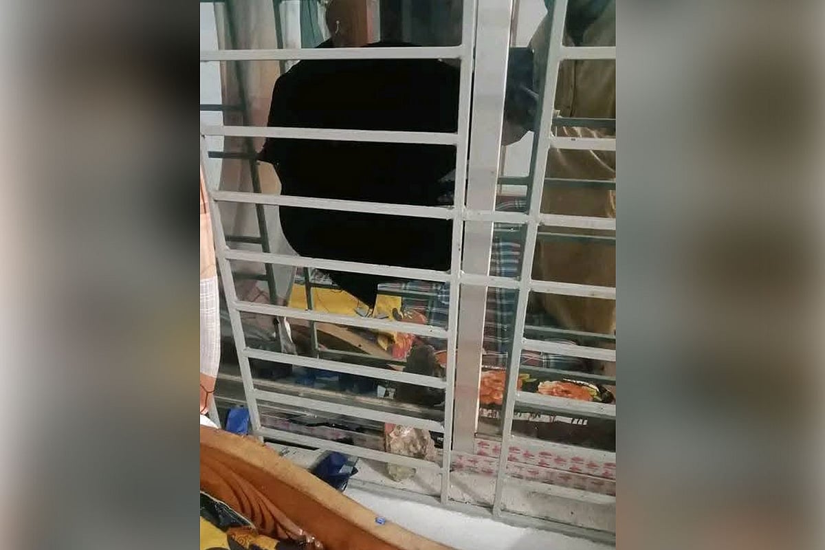 হামলায় ক্ষতিগ্রস্ত জানালার কাচ। গতকাল রাতে নোয়াখালীর হাতিয়া উপজেলায়
