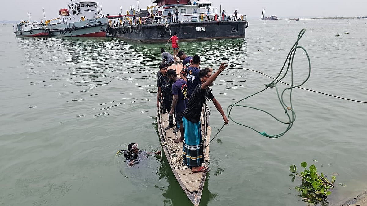 দৌলতদিয়ায় আবার বাস পড়ল নদীতে