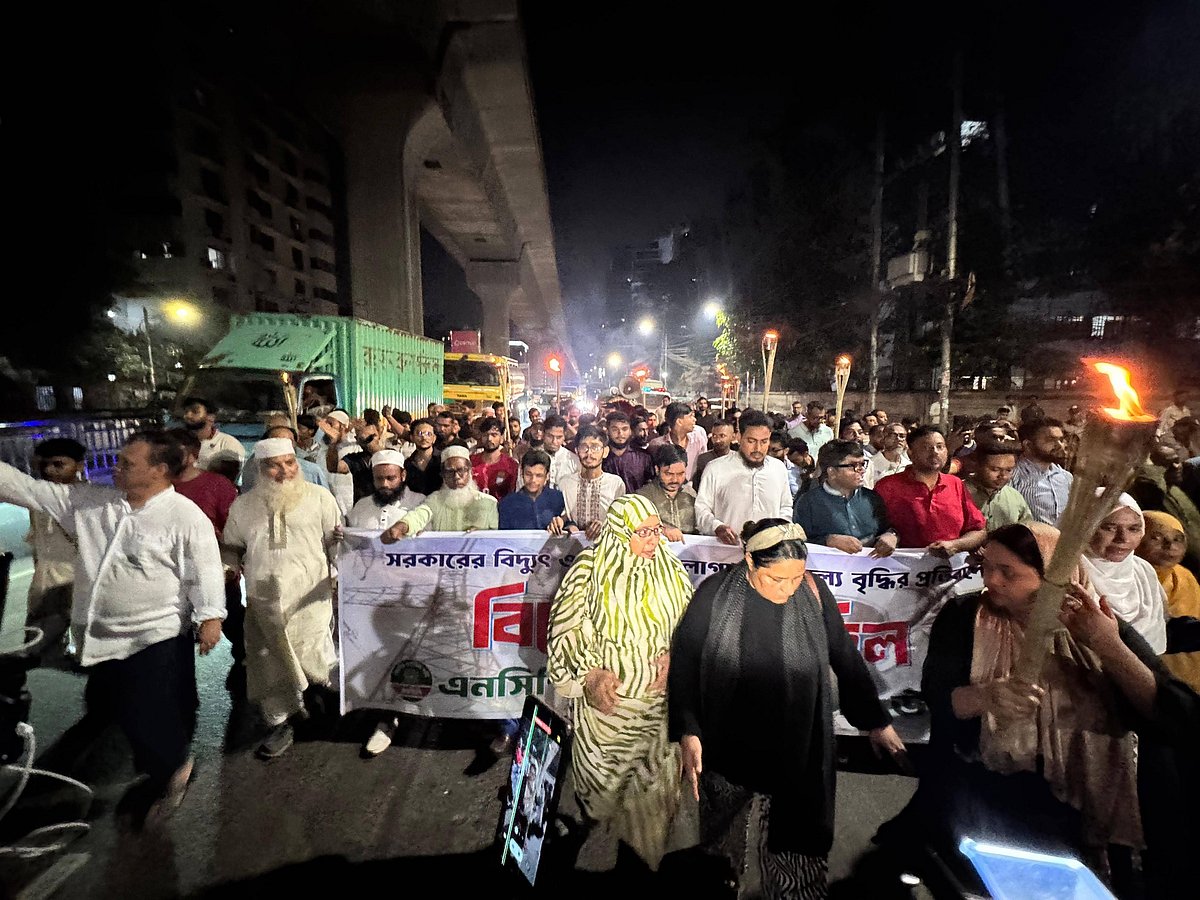 ‘বিদ্যুৎ ও জ্বালানির লাগামহীন মূল্যবৃদ্ধির প্রতিবাদে’ গতকাল বৃহস্পতিবার রাতে বিক্ষোভ মিছিল করে জাতীয় নাগরিক পার্টি (এনসিপি)
