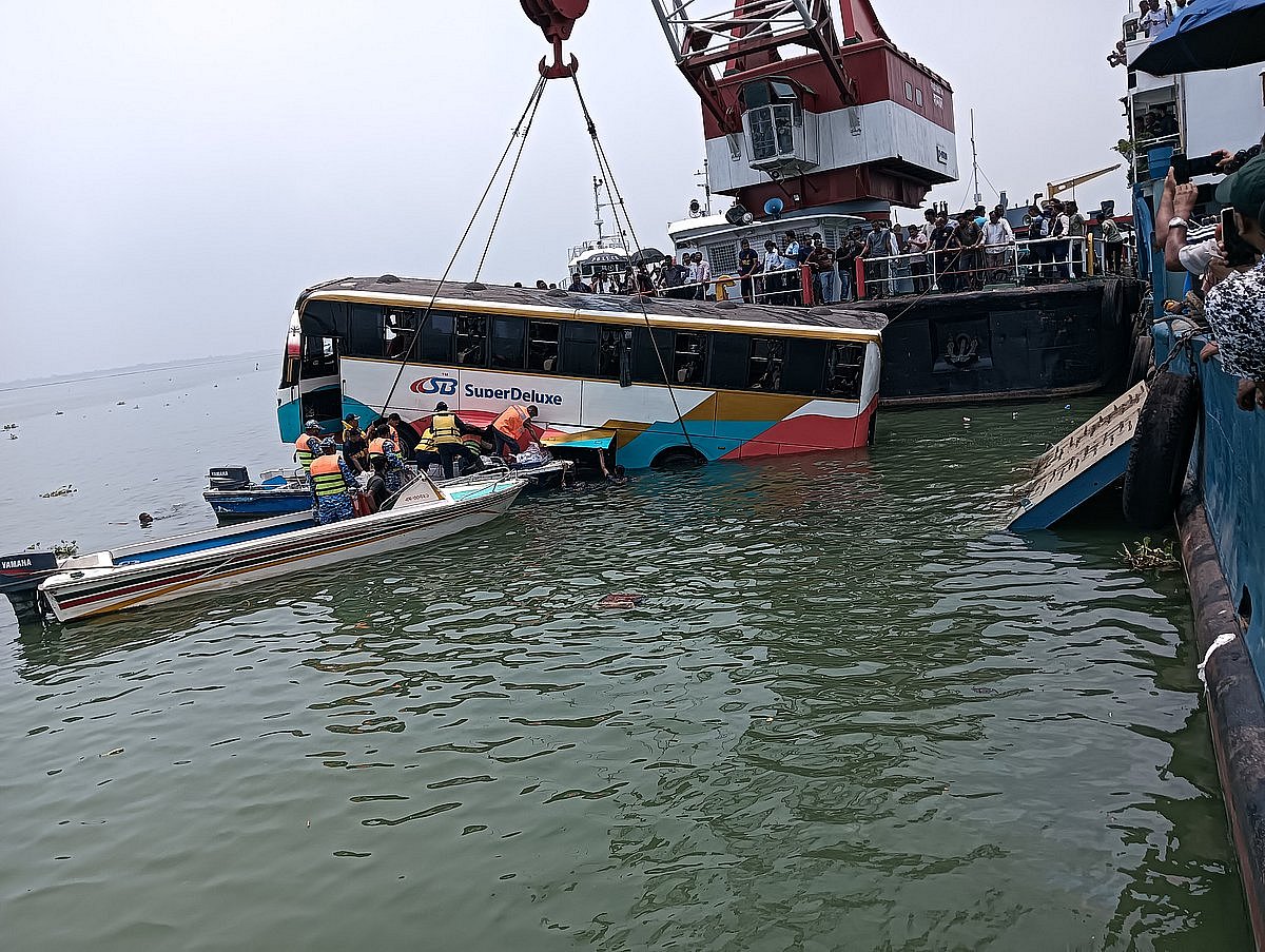 নদীতে পড়া বাসটি আড়াই ঘণ্টা পর উদ্ধার