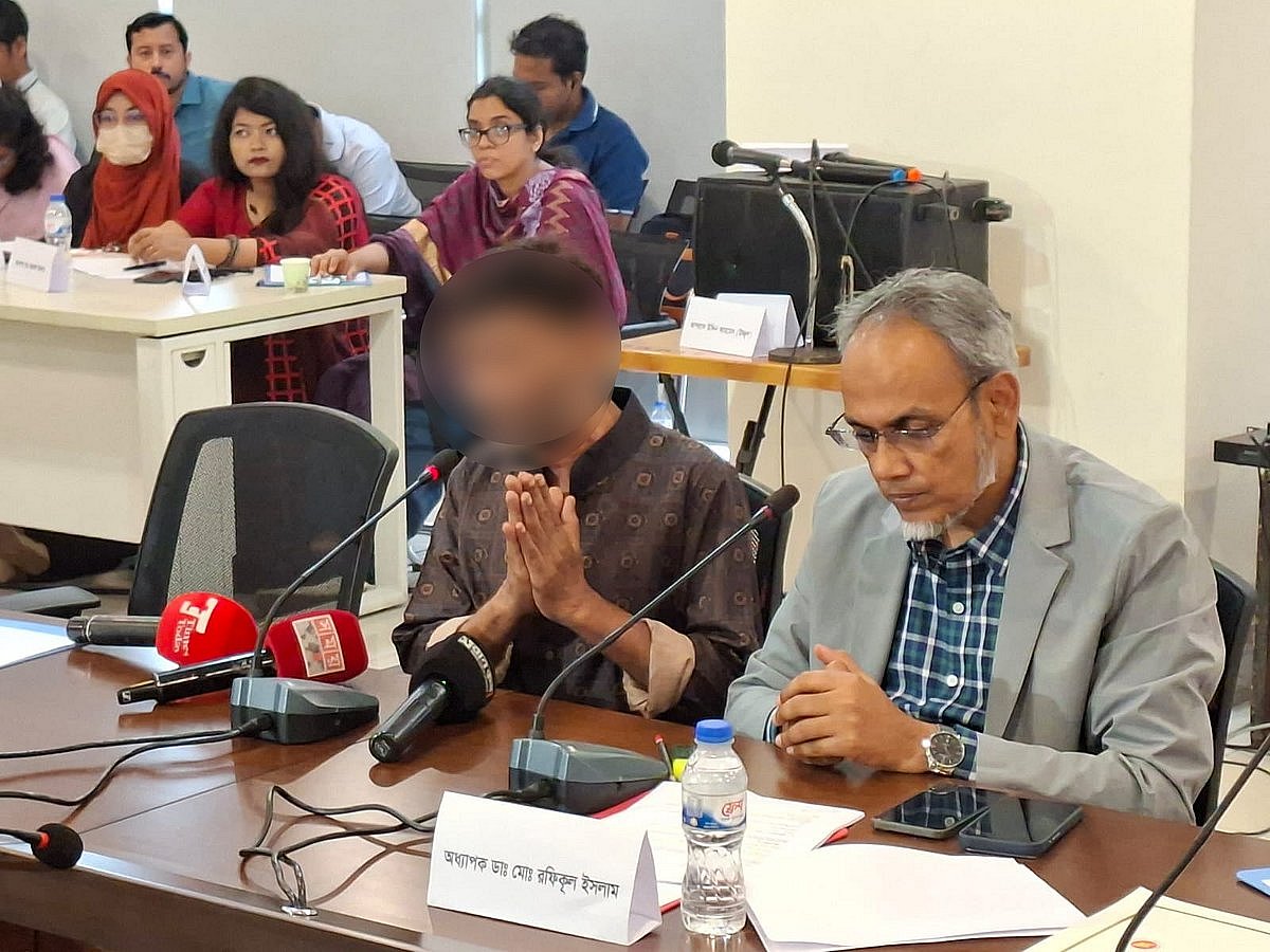 'বাংলাদেশে শিশু নির্যাতন ও করণীয়' শীর্ষক গোলটেবিল বৈঠকে পল্লবীতে ধর্ষণ ও নৃশংসভাবে হত্যার শিকার শিশুটির বাবা বক্তব্য দেন। আজ শনিবার রাজধানীর শহীদ আবু সাঈদ কনভেনশন সেন্টারে (নারী ও শিশু নির্যাতন দমন আইন এবং প্রথম আলোর নীতিমালা অনুসারে বাবার ছবি অস্পষ্ট করে দেওয়া হলো)