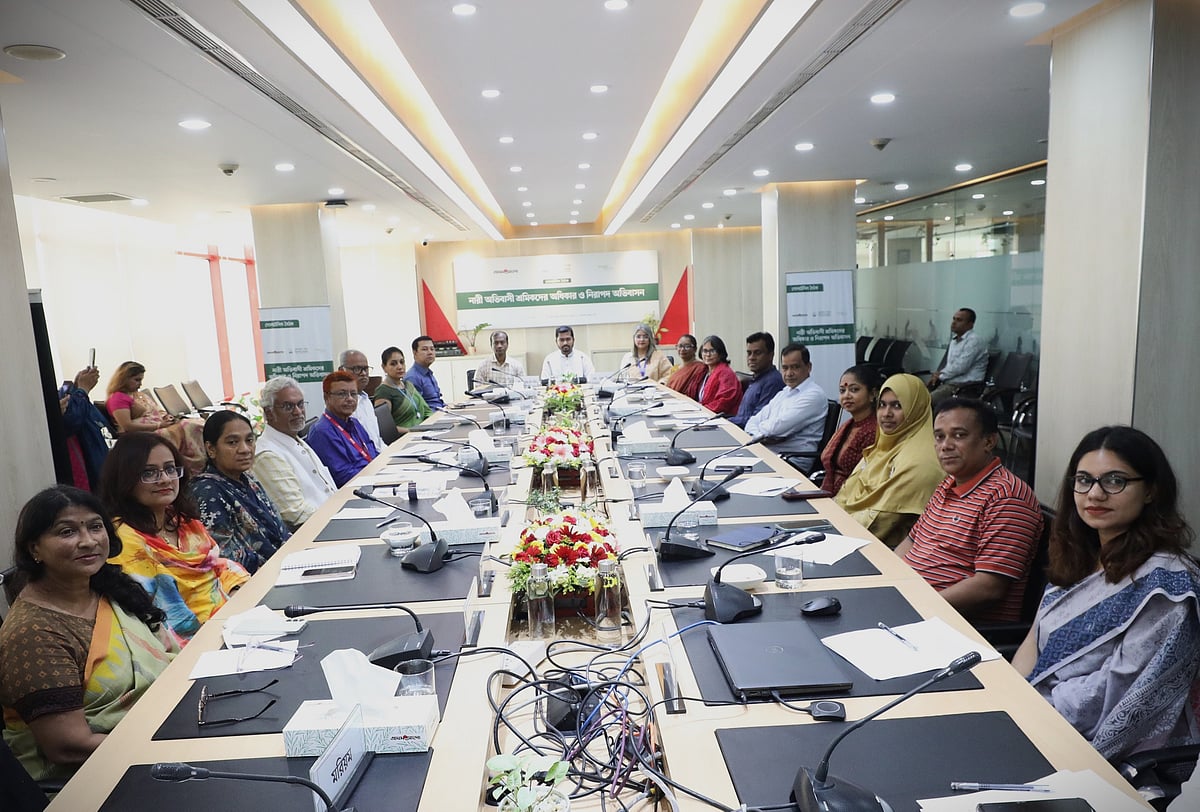 ‘নারী অভিবাসী শ্রমিকদের অধিকার ও নিরাপদ অভিবাসন’ শীর্ষক গোলটেবিল বৈঠকে অংশগ্রহণকারীরা