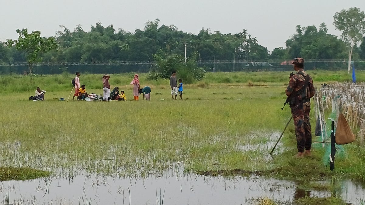 পঞ্চগড় সদর উপজেলার বড়বাড়ি-প্রধানপাড়া গ্রামের সীমান্ত দিয়ে নারী-শিশুসহ ১০ জনকে বাংলাদেশে ঠেলে পাঠানোর চেষ্টা করেছে ভারতীয় সীমান্তরক্ষী বাহিনী (বিএসএফ)। বিজিবির বাধায় তাঁদের শূন্যরেখায় বসিয়ে রাখা হয়েছে। প্রায় ৬৯ ঘণ্টা পর সরিয়ে নিয়েছে বিএসএফ