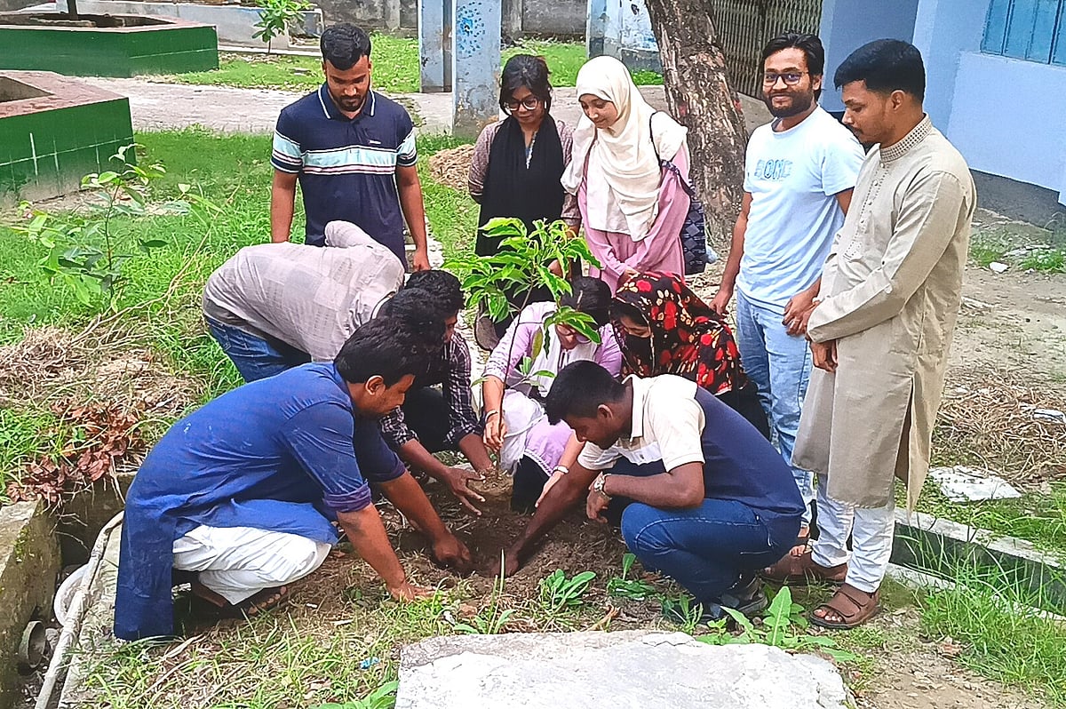 বিশ্ব পরিবেশ দিবসে আলোচনা ও চারা গাছ রোপণ