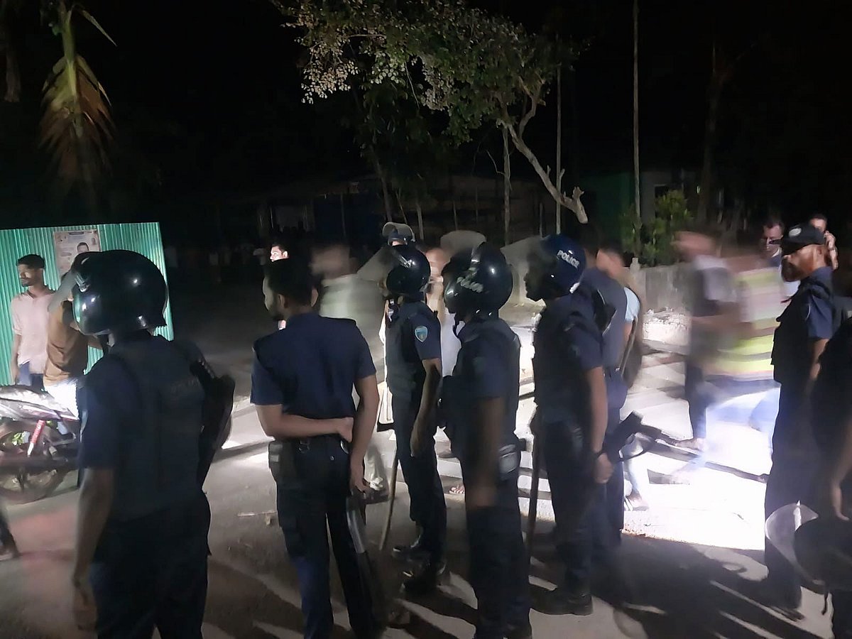 নোয়াখালী সদর উপজেলার পশ্চিম শুল্লাকিয়ায় আওয়ামী লীগ বিএনিপর পাল্টাপাল্টি হামলার পর পুলিশের অবস্থান। আজ সন্ধ্যায় কালাদরাপ ইউনিয়নে