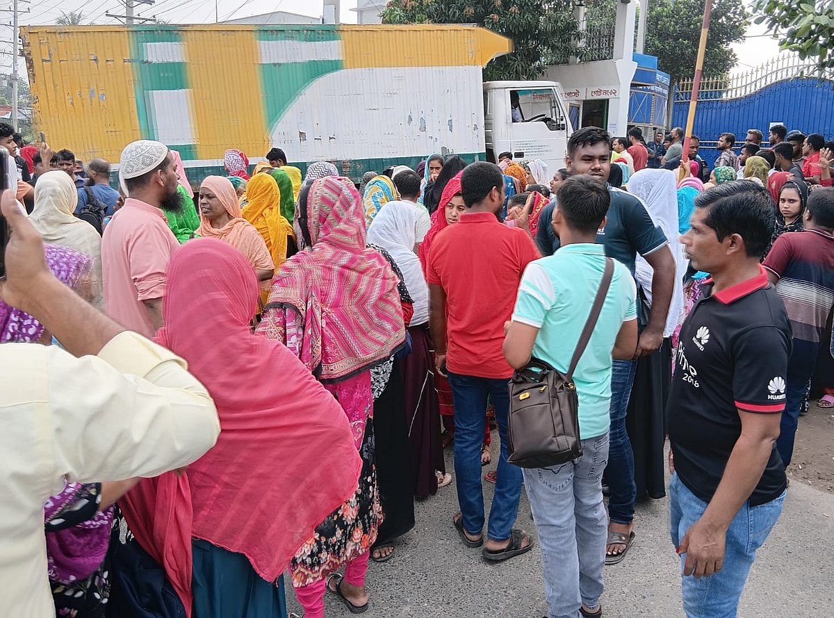 আল মুসলিম গ্রুপের সাভারের তিনটি কারখানা থেকে ১ হাজার ৮৬৮ জন শ্রমিককে ছাঁটাই করা হয়েছে। শনিবার সকালে কারখানার সামনে জড়ো হন তাঁদের অনেকে। শনিবার সকালে সাভারের উলাইল এলাকায়