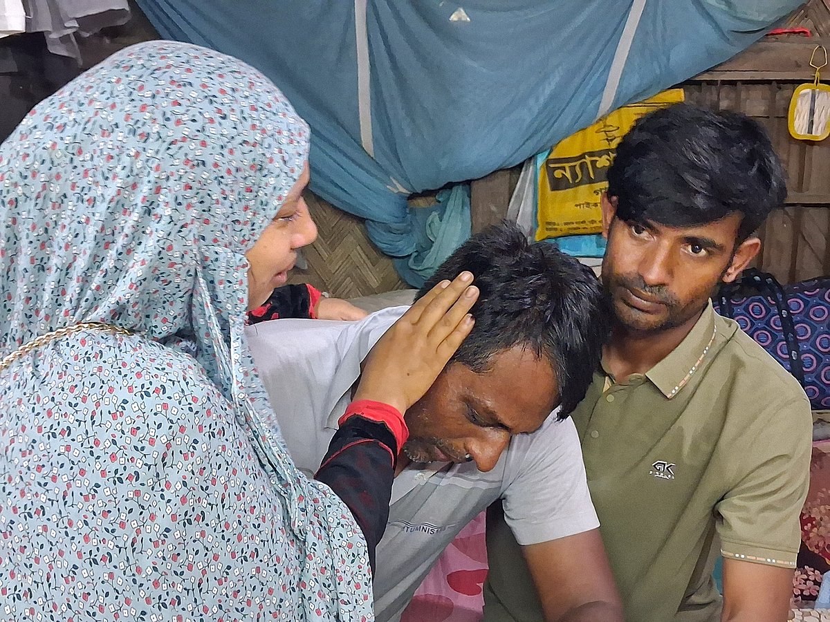 নিহত মজিবুল হকের বাড়িতে স্বজনদের আহাজারি। আজ দুপুরে চট্টগ্রামের মিরসরাই উপজেলার খৈয়াছড়া ইউনিয়নে