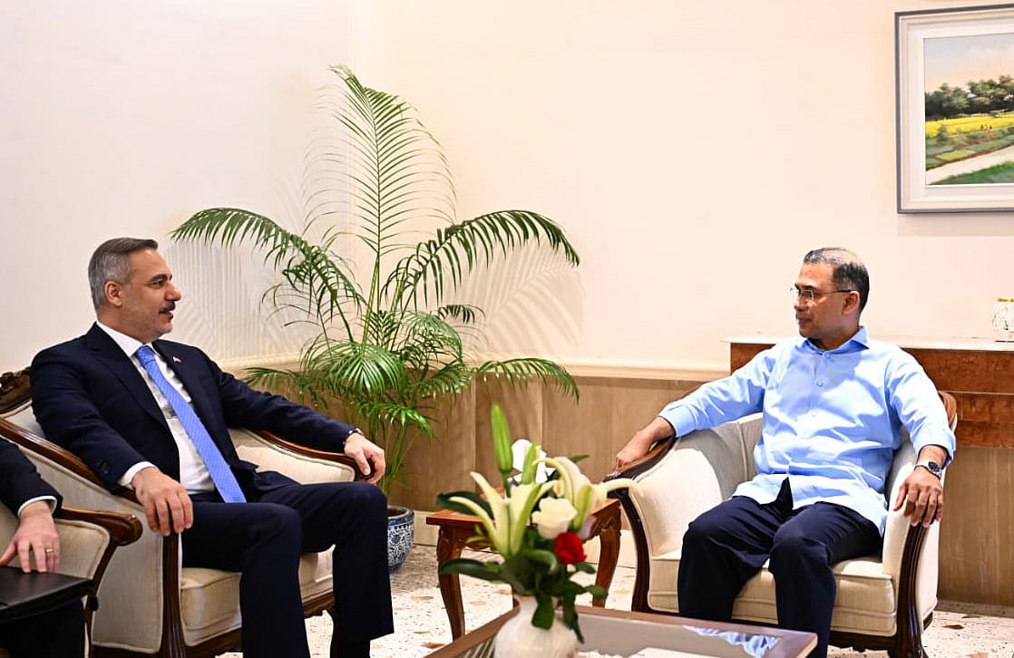 রাজধানীর তেজগাঁওয়ে প্রধানমন্ত্রীর কার্যালয়ে তুরস্কের পররাষ্ট্রমন্ত্রী হাকান ফিদান প্রধানমন্ত্রী তারেক রহমানের সঙ্গে সৌজন্য সাক্ষাৎ করেন। ৬ জুন
