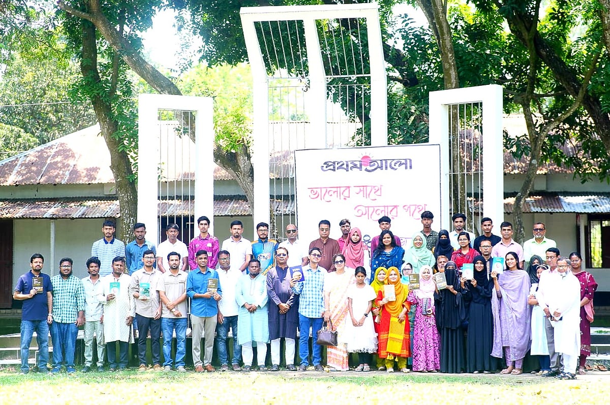 রায়গঞ্জে অদম্য মেধাবী ও বন্ধুদের মিলনমেলা, সফলদের সম্মাননা প্রদান