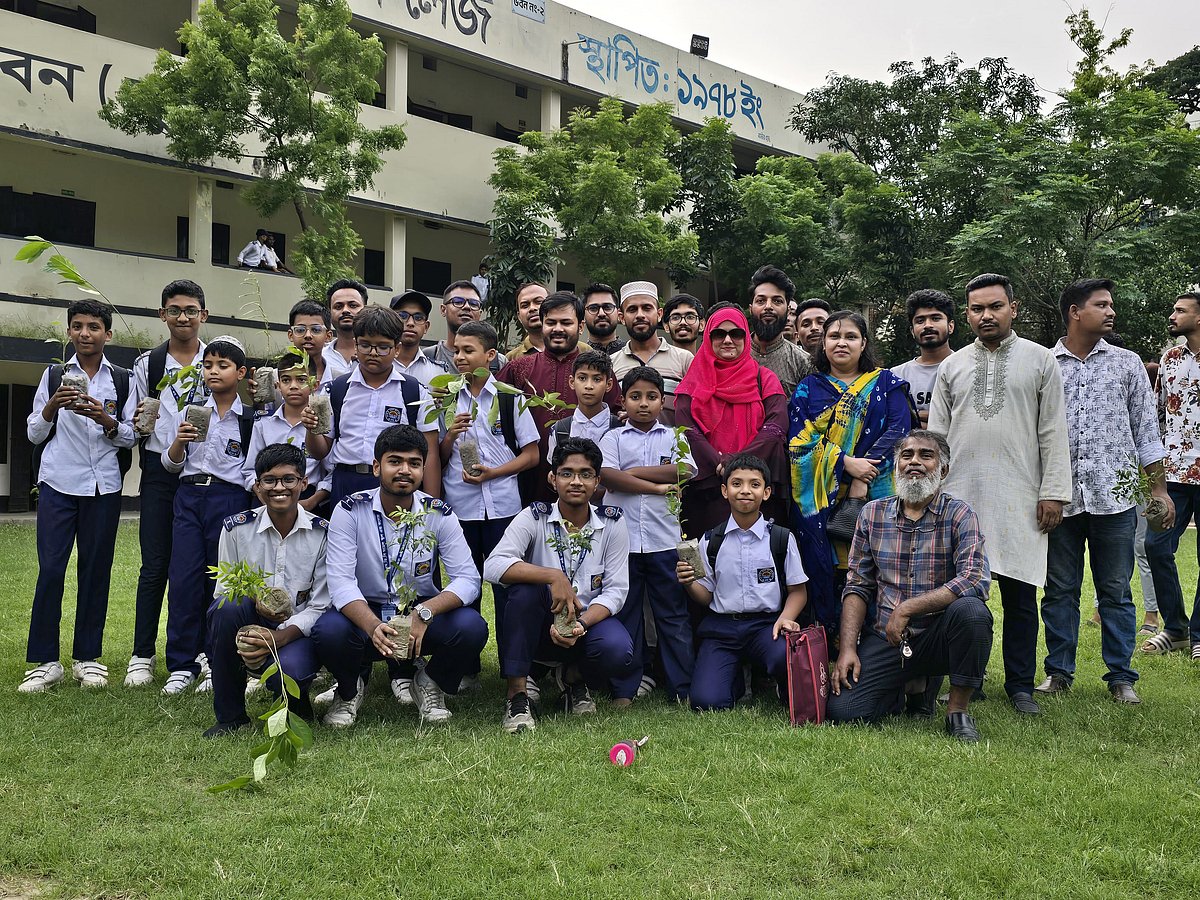 বিশ্ব পরিবেশ দিবস উপলক্ষে রাজধানীর মিরপুরের একটি বিদ্যালয়ে গাছের চারা বিতরণ করেন জাতীয় নাগরিক পার্টির (এনসিপি) নেতারা। ৭ জুন ২০২৬