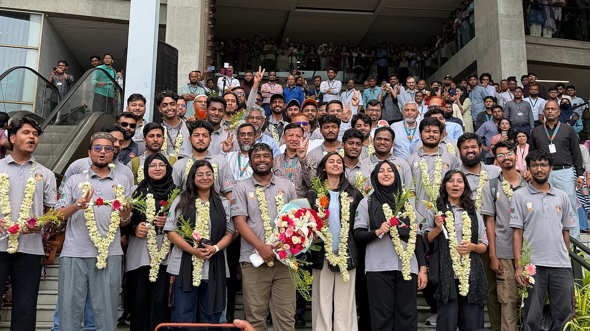 ইউনিভার্সিটি রোভার চ্যালেঞ্জে তৃতীয় স্থান অর্জন করায় নিজ বিশ্ববিদ্যালয়ে ‘ইউআইইউ মার্স রোভার’ দলের সদস্যদের সংবর্ধনা দেওয়া হয়