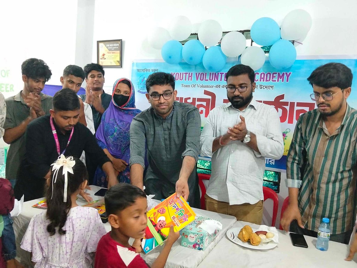 শিশুশিক্ষার্থীদের জন্য নোয়াখালী বন্ধুসভার বই উপহার