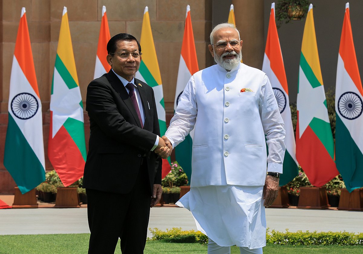 মিয়ানমারের নতুন ‘প্রেসিডেন্ট’ হিসেবে জ্যোষ্ঠ জেনারেল মিন অং হ্লাইং ভারত সফরে গিয়ে একেবারে নিজের চাওয়ামতোই ক্যামেরার সামনে দাঁড়িয়ে ছবি তুলেছিলেন।