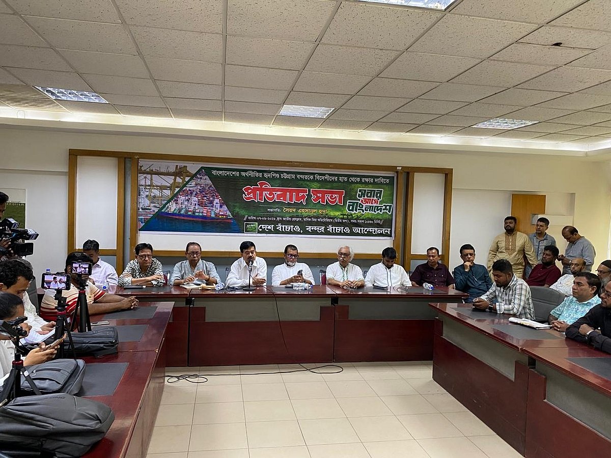 দেশ বাঁচাও, বন্দর বাঁচাও আন্দোলন আয়োজিত প্রতিবাদ সভায় বক্তব্য দেন লক্ষ্মীপুর ১ আসনের সংসদ সদস্য সাহাদাত হোসেন। জাতীয় প্রেসক্লাব, ঢাকা। ৭ জুন ২০২৬