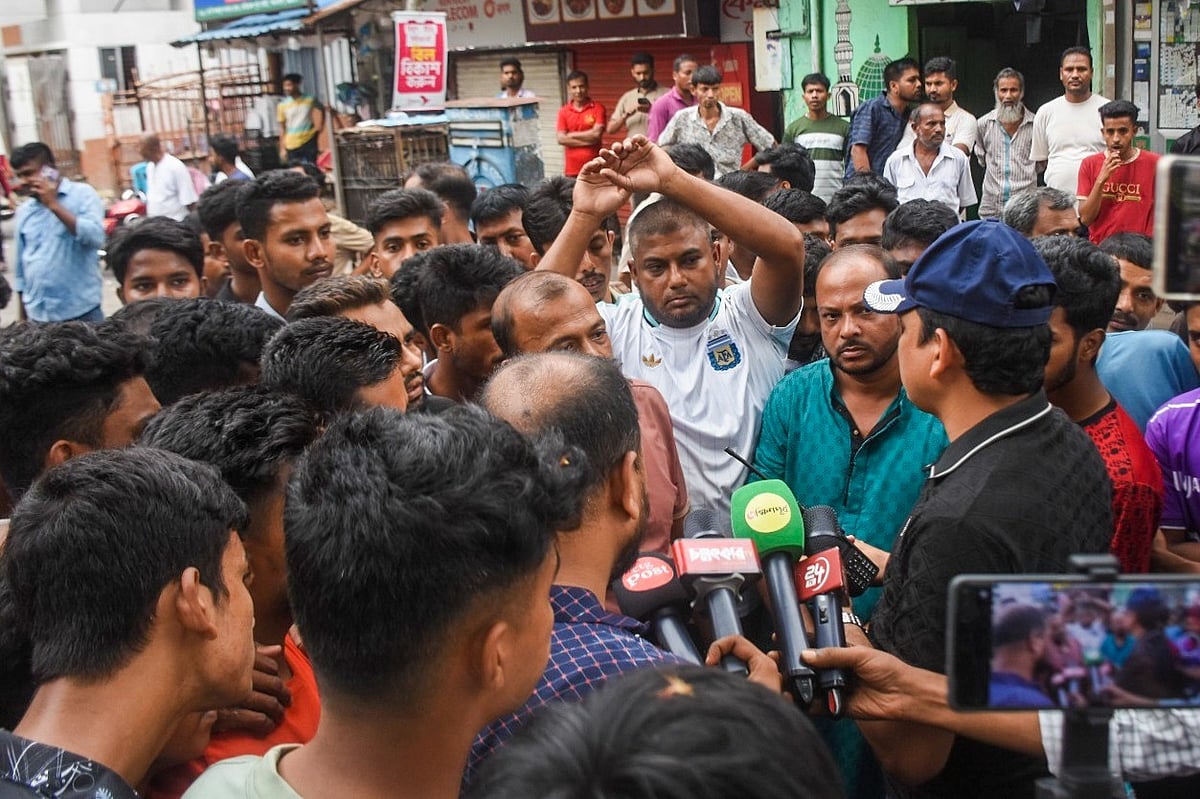 অ্যাম্বুলেন্স মালিক সমিতির নেতা-কর্মীদের সঙ্গে এনসিপির নেতা-কর্মীদের মধ্যে হাতাহাতির ঘটনা ঘটে। এরপর ওই এলাকায় পুলিশের উপস্থিতিতে পরিস্থিতি নিয়ন্ত্রণে আসে। আজ সন্ধ্যা ৫টায় চট্টগ্রাম মেডিকেল কলেজ গেট এলাকায়