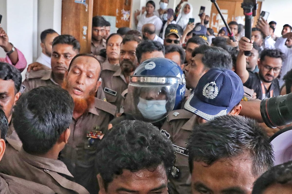 রাজধানীর পল্লবীতে আট বছরের শিশুকে ধর্ষণের পর নৃশংসভাবে হত্যার ঘটনায় মৃত্যুদণ্ডপ্রাপ্ত আসামি সোহেল রানাকে আদালত থেকে কারাগারে পাঠানো হচ্ছে। আজ রোববার সকালে, ঢাকা মহানগর শিশু সহিংসতা দমন ট্রাইব্যুনালে