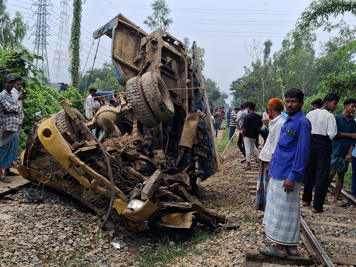 পাহাড়িকা এক্সপ্রেসের সঙ্গে পিকআপ ভ্যানের সংঘর্ষ, এক ঘণ্টা বন্ধ ট্রেন চলাচল