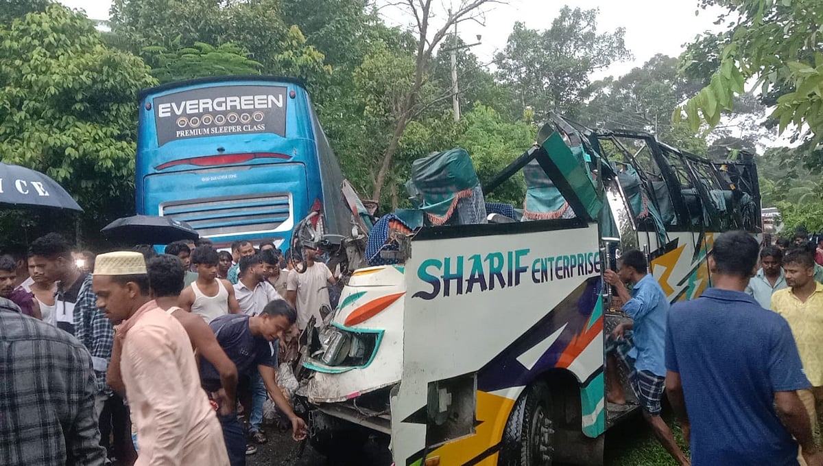 ‘চোখের সামনেই বিকট শব্দে উড়ে যায় বাসের ছাদ’