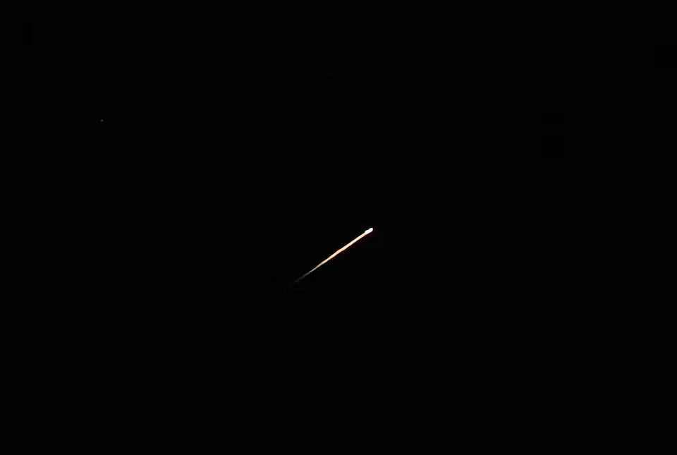 ইরান থেকে ইসরায়েলের দিকে ছোড়া ক্ষেপণাস্ত্র হামলার সময় আকাশে আলোর রেখা। জেরুজালেম, ৭ জুন ২০২৬। ছবি: রয়টার্স