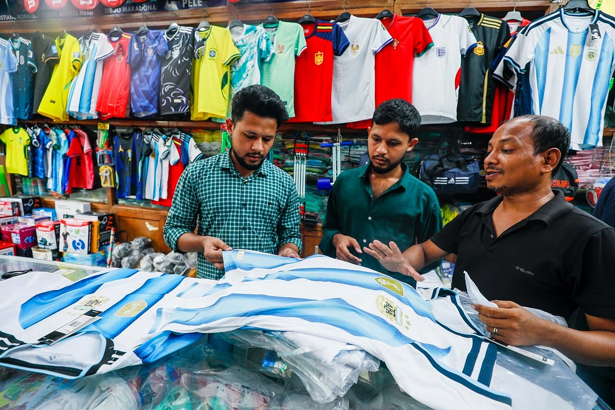 ‘ভাই, একটা মেসির জার্সি দিন’