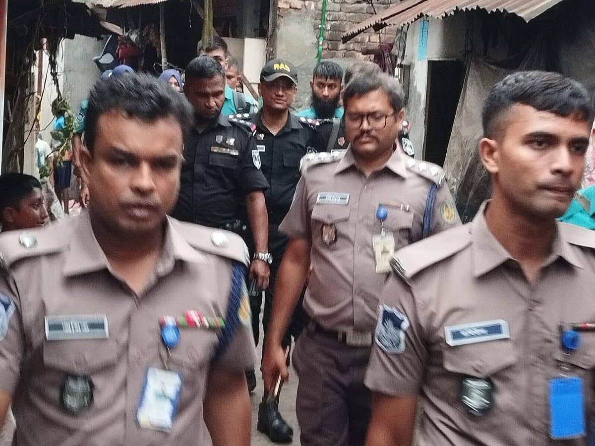 খুলনায় চলছে পুলিশের বিশেষ অভিযান