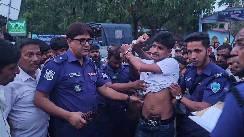 নোয়াখালীর বেগমগঞ্জ থানা পুলিশের চেকপোস্টে তিনটি পিস্তলসহ ধরা পড়া আবদুর রহমান ওরফে রাহিম। আজ সন্ধ্যায় গোপালপুর-বাংলাবাজার সড়কের বাইতুল নূর জামে মসজিদের সামনে