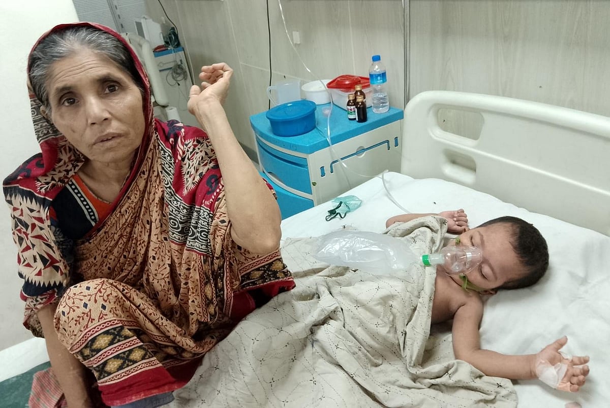 রাজধানীর ডিএনসিসি কোভিড-১৯ ডেডিকেটেড হাসপাতালের আইসিইউতে হাম ও নিউমোনিয়ায় আক্রান্ত দুই বছরের শিশু ইউসুফের শিয়রে বসে আছেন দাদি ফিরোজা বেগম। মহাখালী, ঢাকা। ৮ জুন ২০২৬