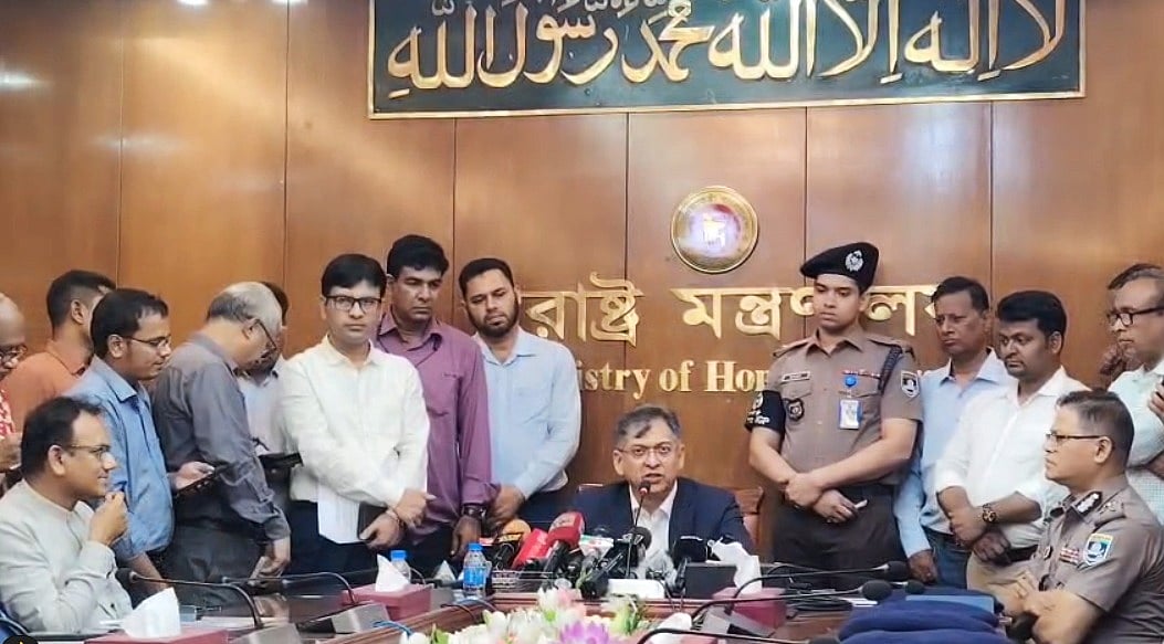 সচিবালয়ে স্বরাষ্ট্র মন্ত্রণালয়ের সভাকক্ষে সাংবাদিকদের সঙ্গে কথা বলেন স্বরাষ্ট্রমন্ত্রী সালাহউদ্দিন আহমদ। আজ সোমবার সকালে