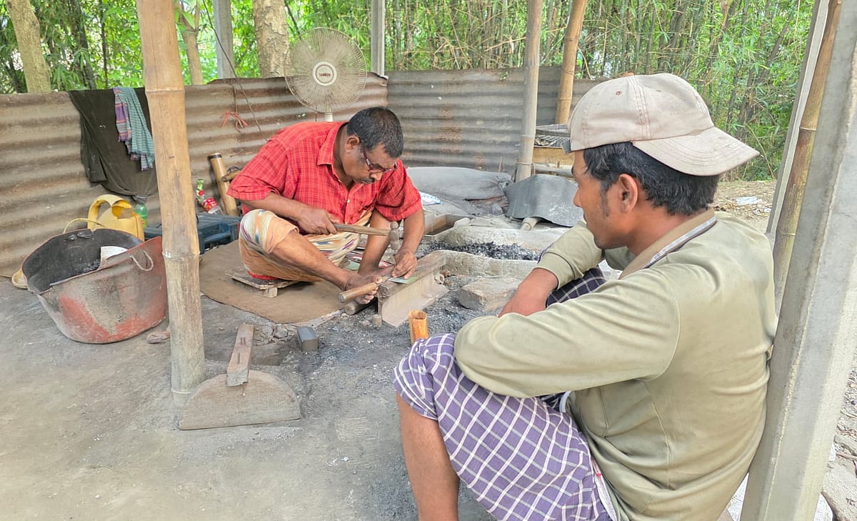 ৪৫ বছর ধরে লোহা পিটিয়ে জীবন চালানো শ্রীবাসের এখন কঠিন সময়