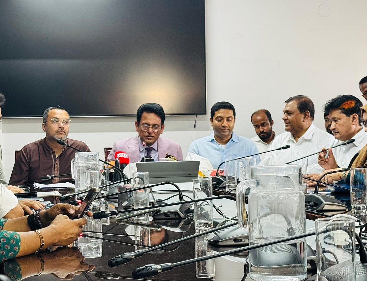 সংবাদ সম্মেলনে বক্তব্য রাখছেন শিক্ষামন্ত্রী আ ন ম এহছানুল হক মিলন। এ সময় আরও উপস্থিত ছিলেন প্রাথমিক ও গণশিক্ষা প্রতিমন্ত্রী ববি হাজ্জাজ,  প্রধানমন্ত্রীর শিক্ষা বিষয়ক উপদেষ্টা মাহ্দী আমিন। আজ সোমবার সচিবালয়ে