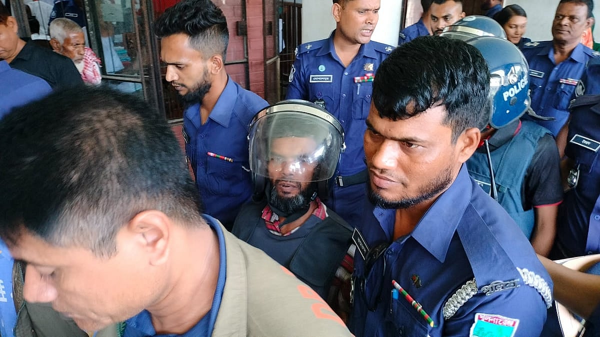 যুক্তিতর্কের শুনানি শেষে আসামিদের কড়া নিরাপত্তায় আদালত থেকে কারাগারে নিয়ে যাওয়া হয়। মাগুরা জেলা ও দায়রা জজ আদালতে