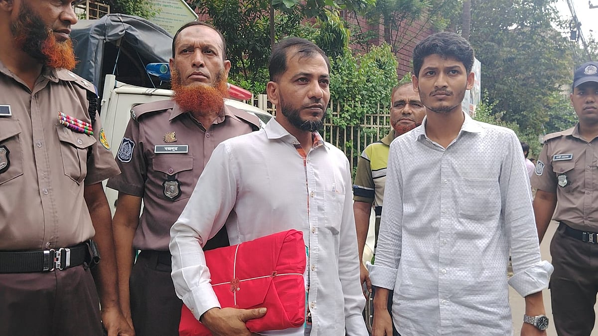 সংশ্লিষ্ট আদালতের অফিস সহায়ক শহিদুল ইসলামকে লাল কাপড়ে মোড়ানো রায়ের নথি পুলিশি নিরাপত্তায় বহন করে উচ্চ আদালতে নিয়ে যেতে দেখা যায়। ঢাকা, ৯ জুন
